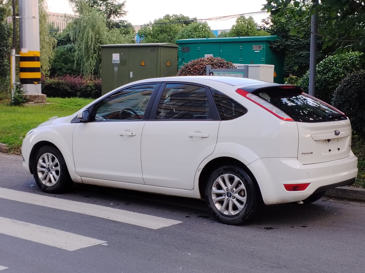 福特 ?？怂? 2013款 兩廂經(jīng)典 1.8L 自動基本型圖片