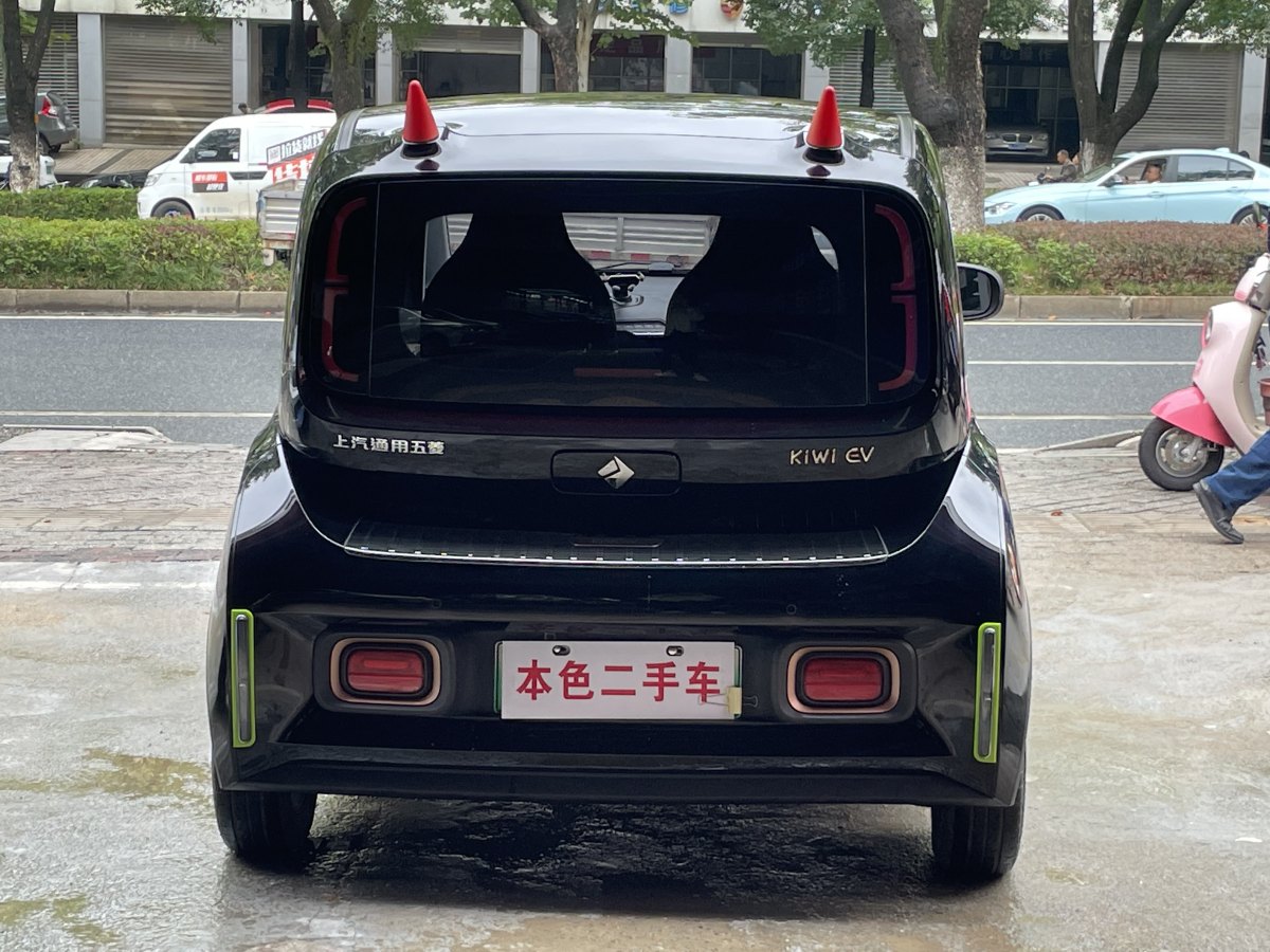 2022年5月寶駿 寶駿KiWi EV  2022款 設(shè)計師輕享版 三元鋰