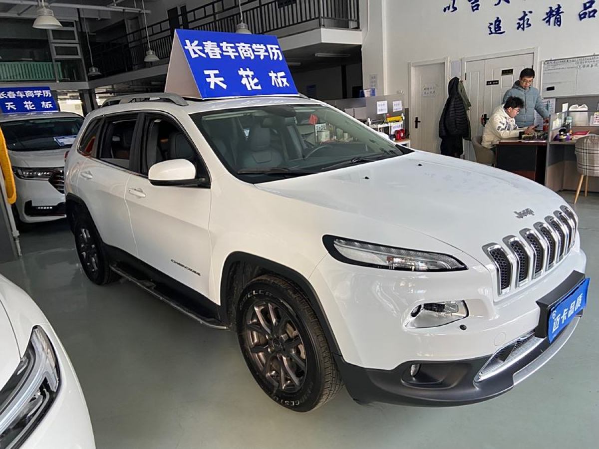 Jeep 自由光  2020款 2.0L 兩驅(qū)經(jīng)典運(yùn)動版圖片