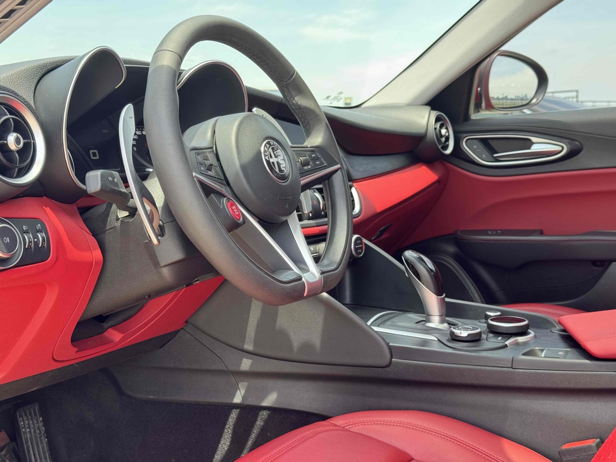 阿尔法·罗密欧 Giulia  2018款 2.0T 280HP 豪华版 碳纤维限量版图片