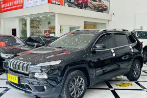 自由光 Jeep 2.0L 兩驅(qū)經(jīng)典運(yùn)動版