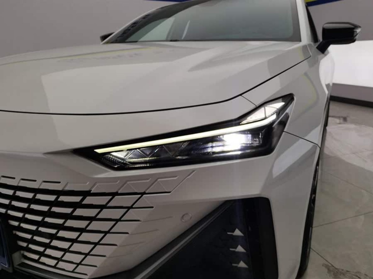 長安 長安UNI-V  2023款 1.5T 尊貴型圖片