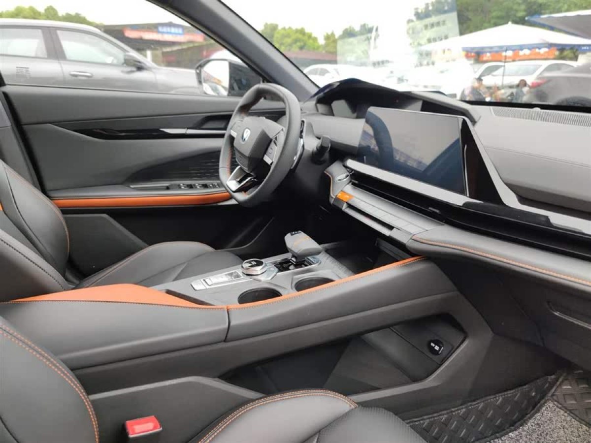 長安 長安UNI-V  2022款 1.5T 尊貴型圖片