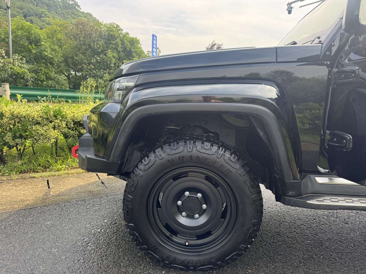 北京 BJ40  2020款 2.0T 自動(dòng)四驅(qū)城市獵人版?zhèn)b客型圖片