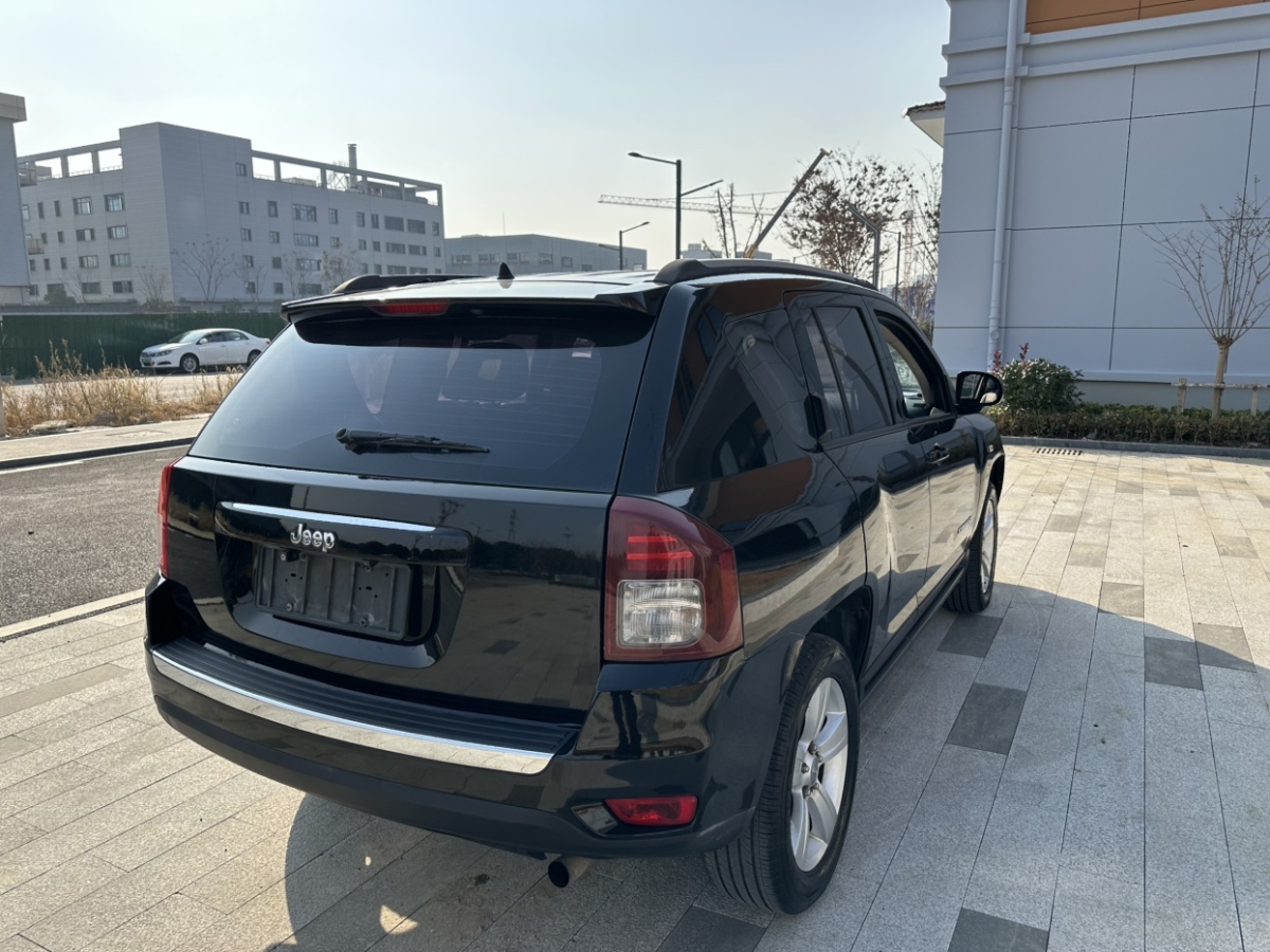 Jeep 指南者  2015款 2.0L 兩驅(qū)運(yùn)動版圖片