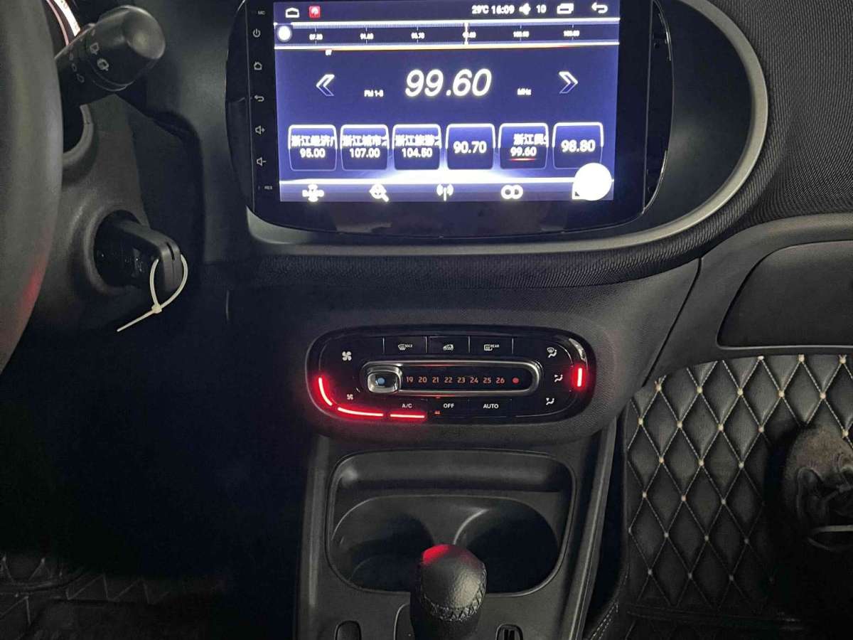 2015年6月smart fortwo  2015款 1.0L 52千瓦硬頂激情版