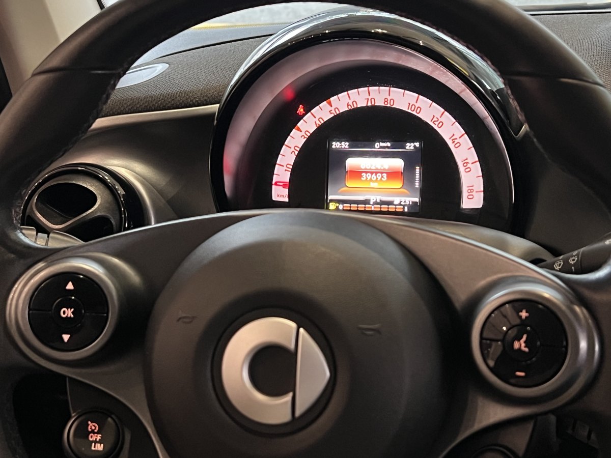 2016年8月smart fortwo  2015款 1.0L 52千瓦硬頂激情版