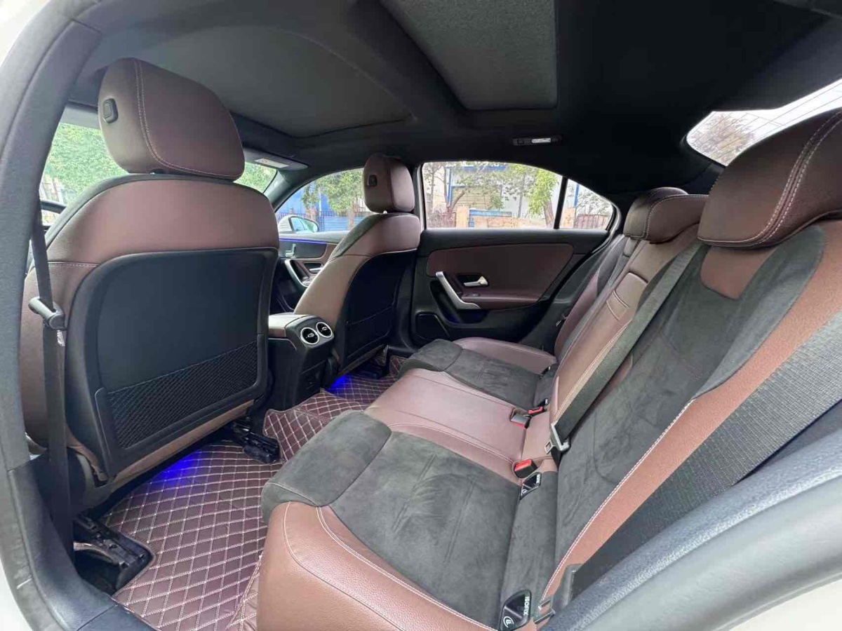 奔馳 奔馳A級(jí)  2020款 改款 A 200 L 運(yùn)動(dòng)轎車動(dòng)感型圖片