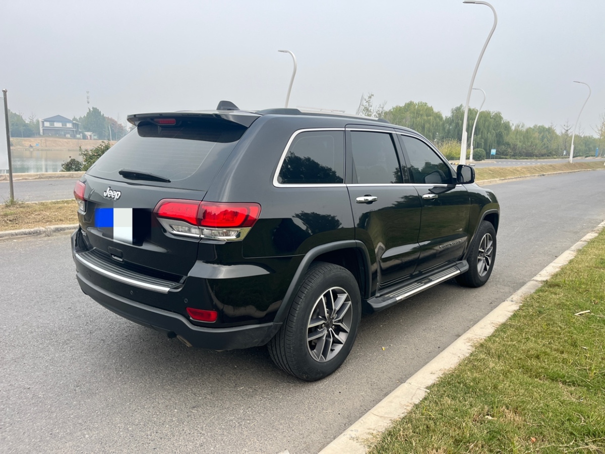 Jeep 大切諾基  2019款 3.0L 專業(yè)導(dǎo)航版圖片