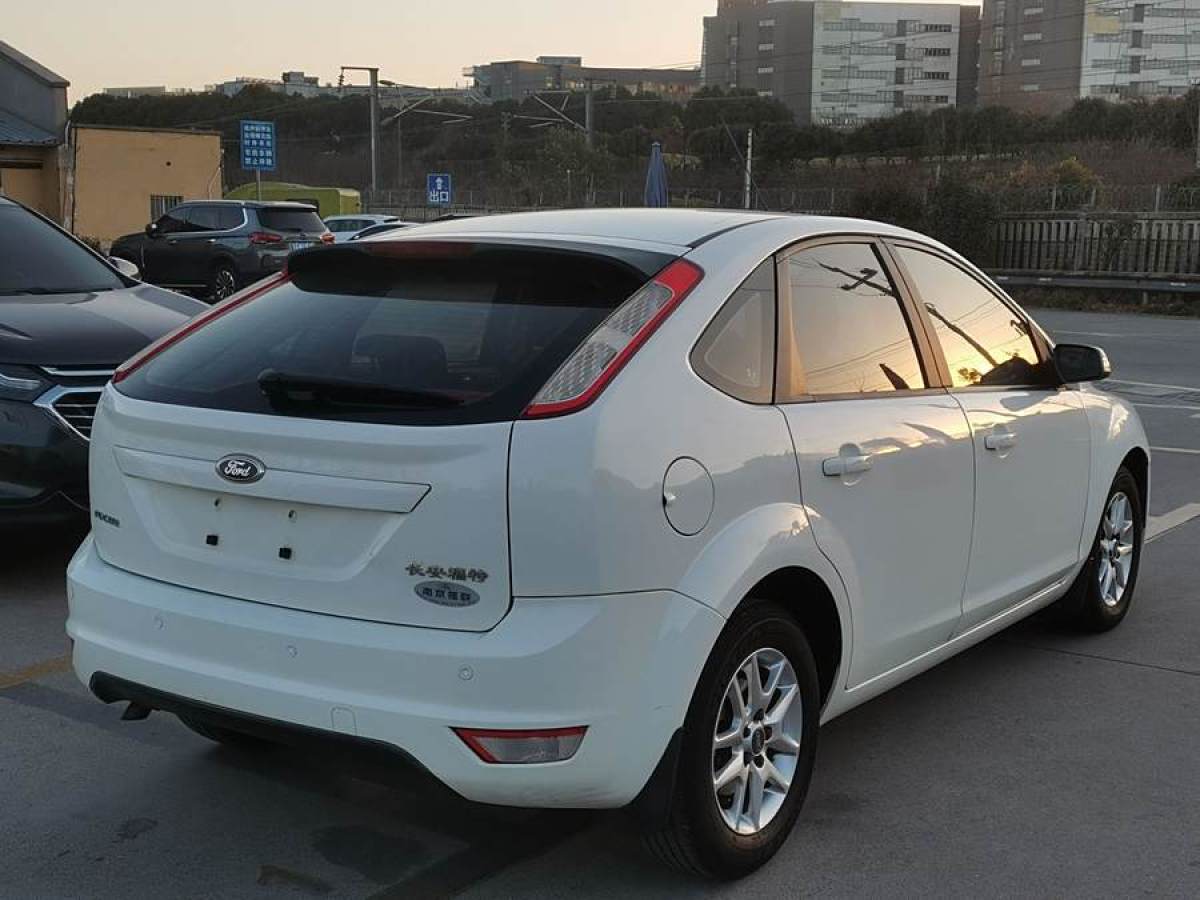 福特 ?？怂? 2012款 兩廂經(jīng)典 1.8L 自動時尚型圖片