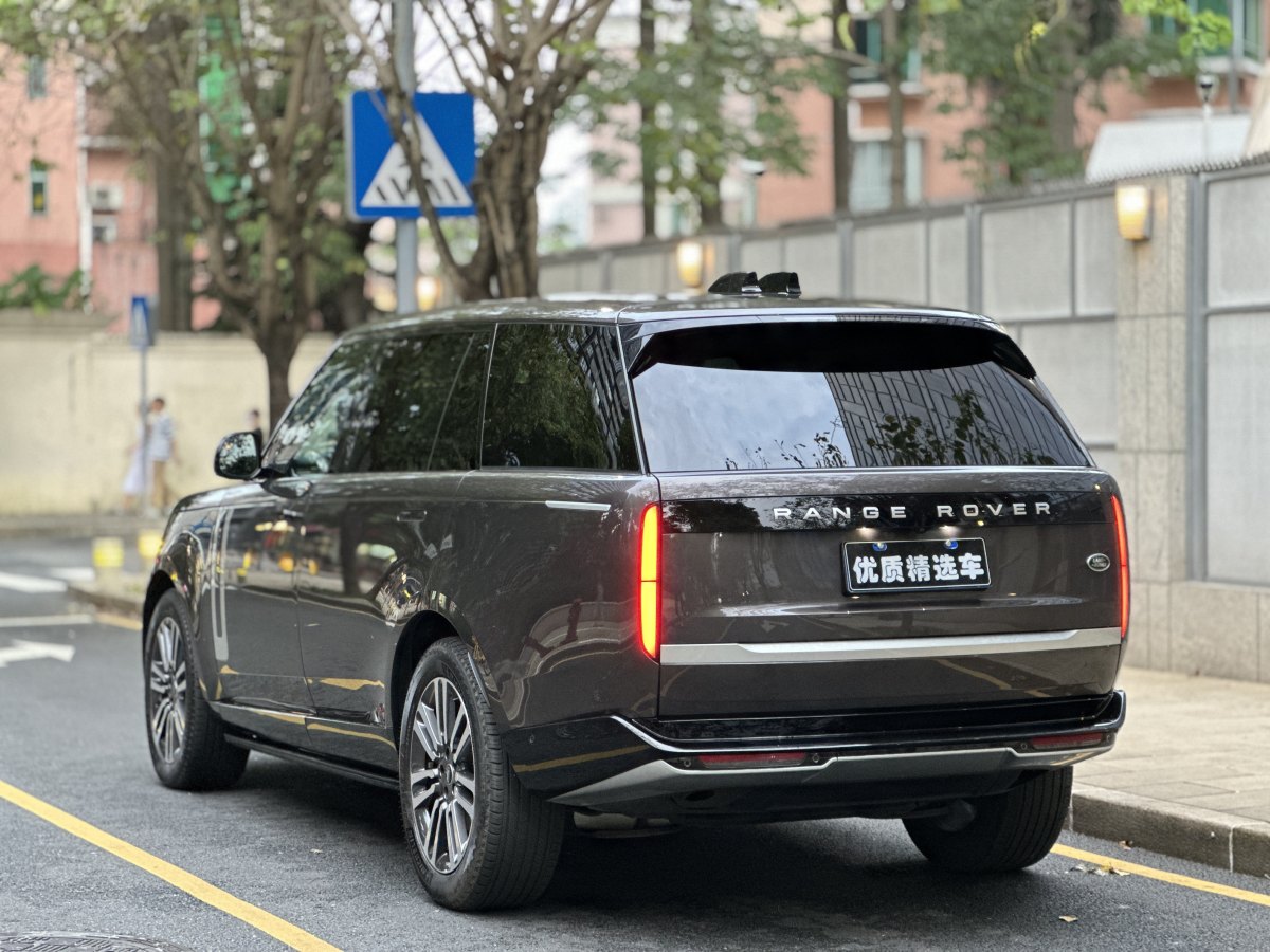 路虎 揽胜  2023款 3.0 L6 400PS 创世加长版图片