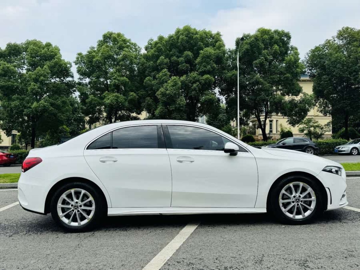 奔馳 奔馳A級(jí)  2021款 A 200 L 運(yùn)動(dòng)轎車動(dòng)感型圖片