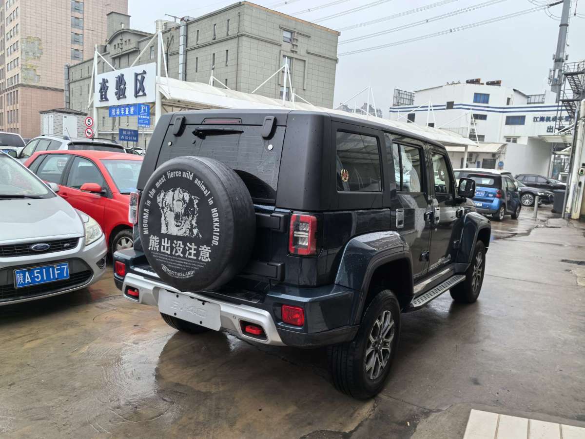 北京 BJ40  2020款 2.0T 自動四驅(qū)城市獵人版?zhèn)b客型圖片