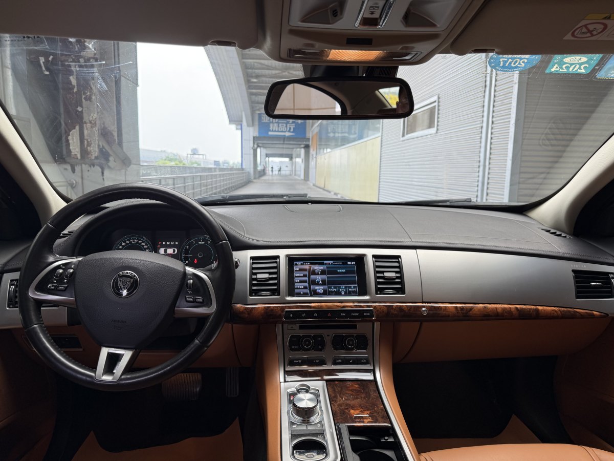捷豹 XF  2015款 XF 2.0T 豪華版圖片