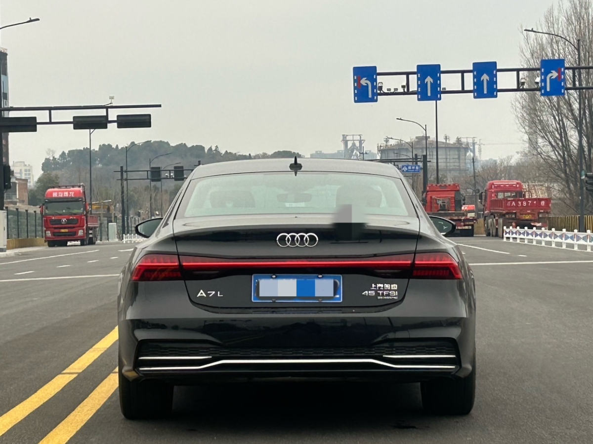 奧迪 奧迪A7L  2022款 45 TFSI quattro S-line 見遠(yuǎn)型流晶套裝圖片