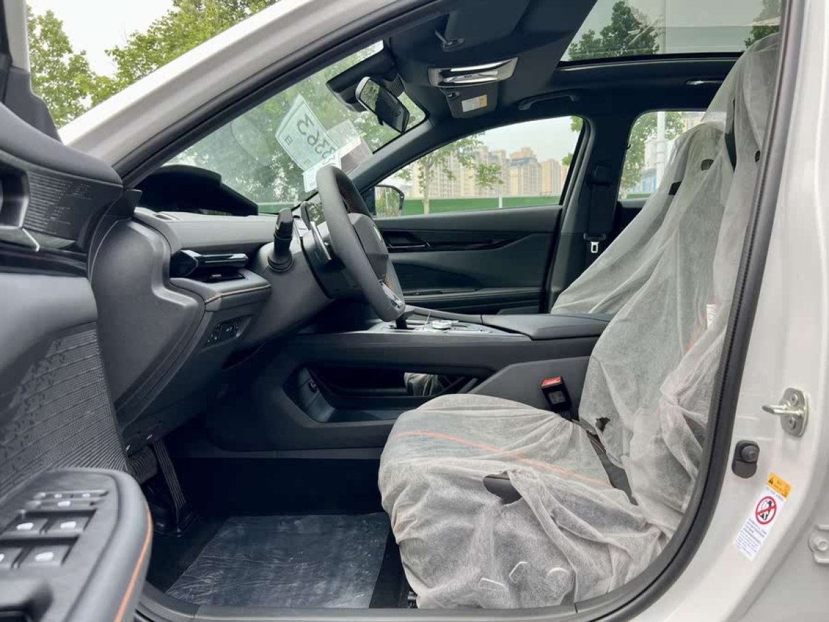 長安 長安UNI-V  2024款 1.5T 尊貴型圖片