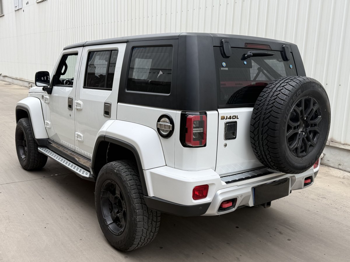 北京 BJ40  2019款  2.0T 自動(dòng)四驅(qū)城市獵人版尊享型圖片