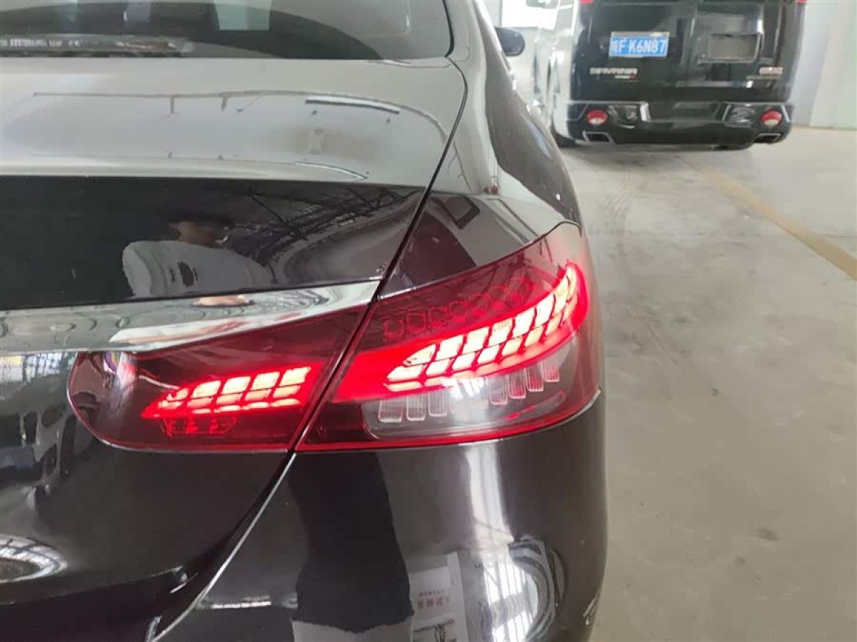 奔馳 奔馳E級  2022款 改款 E 300 L 時(shí)尚型圖片