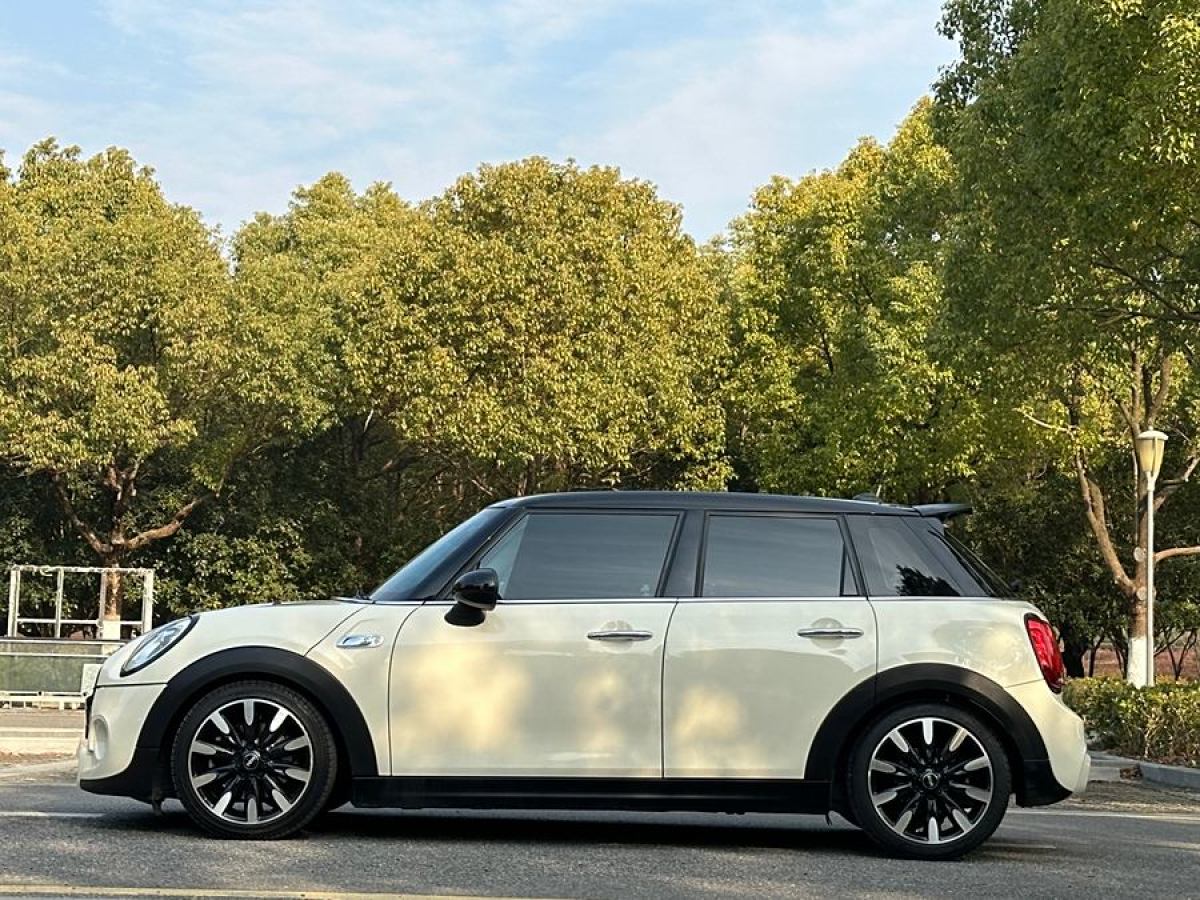 MINI MINI  2016款 2.0T COOPER S 表現(xiàn)派 五門(mén)版圖片