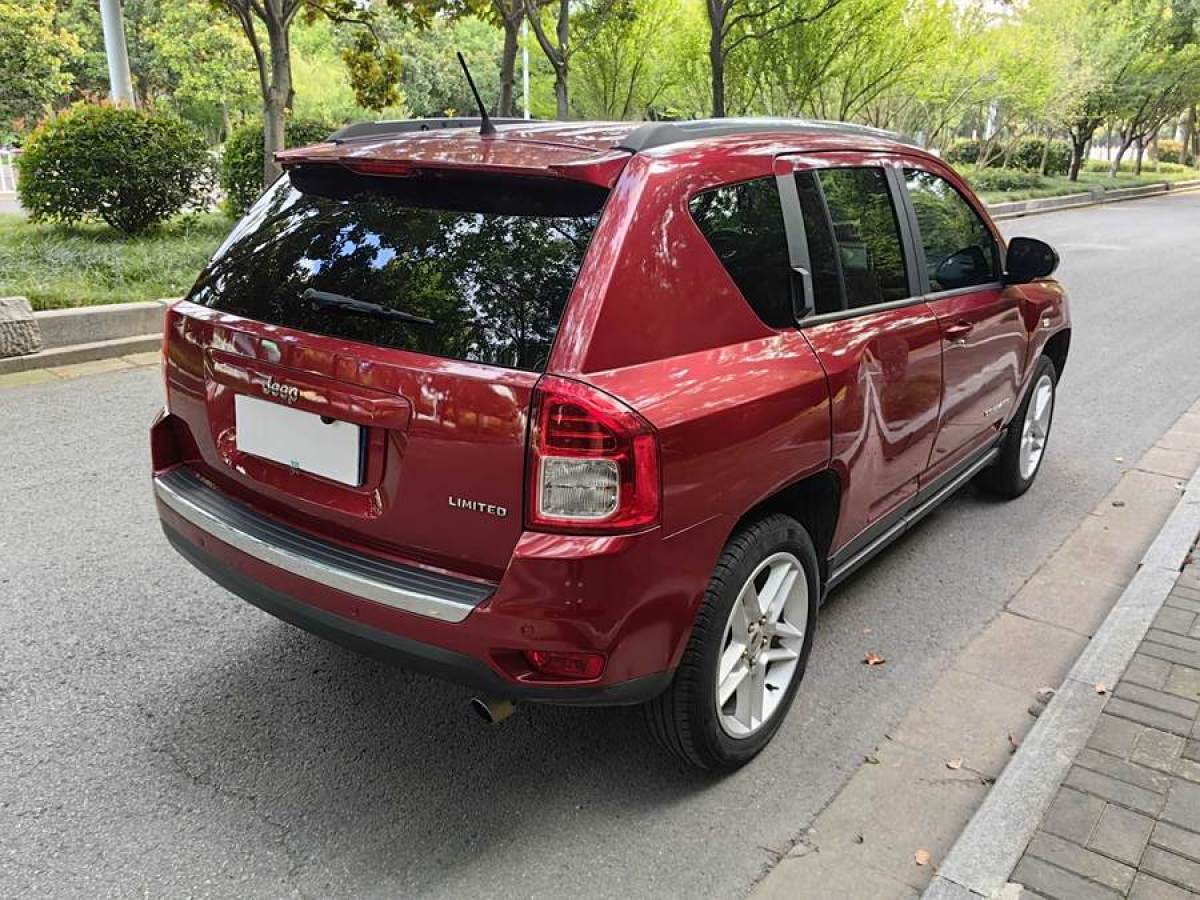 Jeep 指南者  2012款 2.4L 四驅(qū)豪華導(dǎo)航版圖片