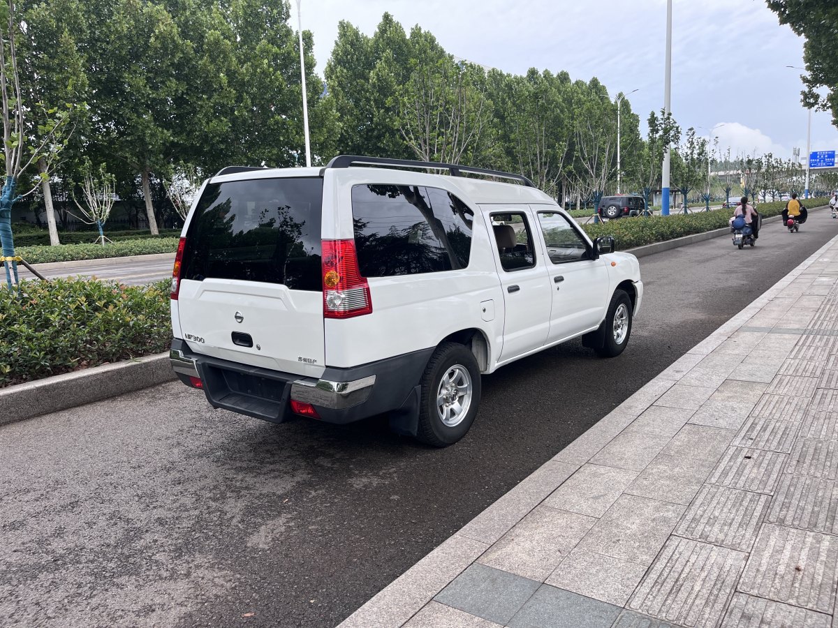 日產(chǎn) ZN廂式車  2013款 2.4L兩驅(qū)豪華型5座圖片