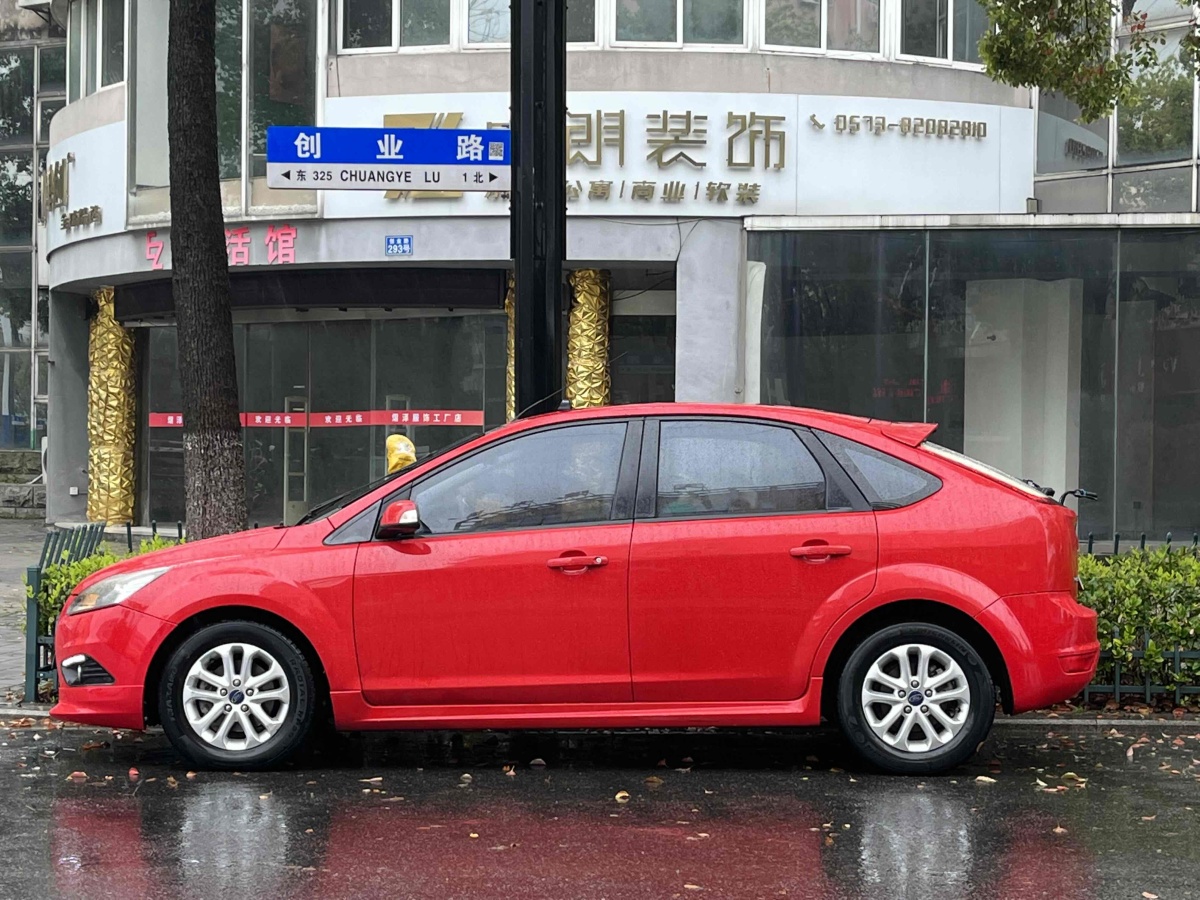 福特 ?？怂? 2013款 兩廂經(jīng)典 1.8L 自動基本型圖片