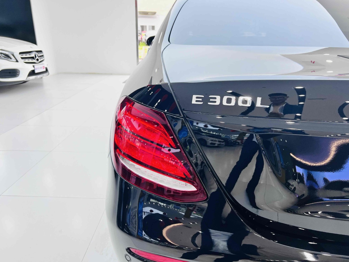 2020年10月奔驰 奔驰E级  2020款 改款 E 300 L 运动殊享版
