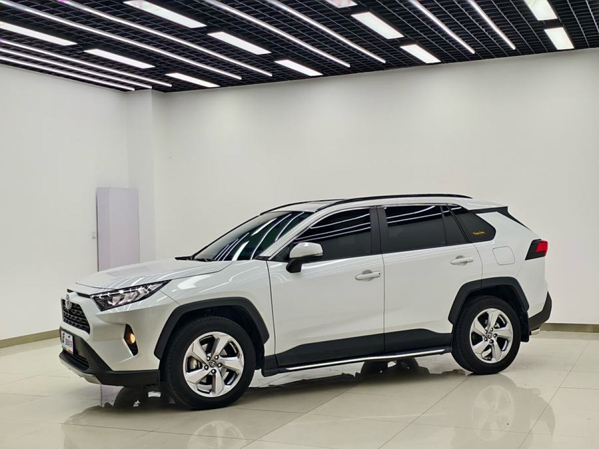 2022年3月豐田 RAV4榮放  2021款 2.0L CVT四驅(qū)風(fēng)尚版