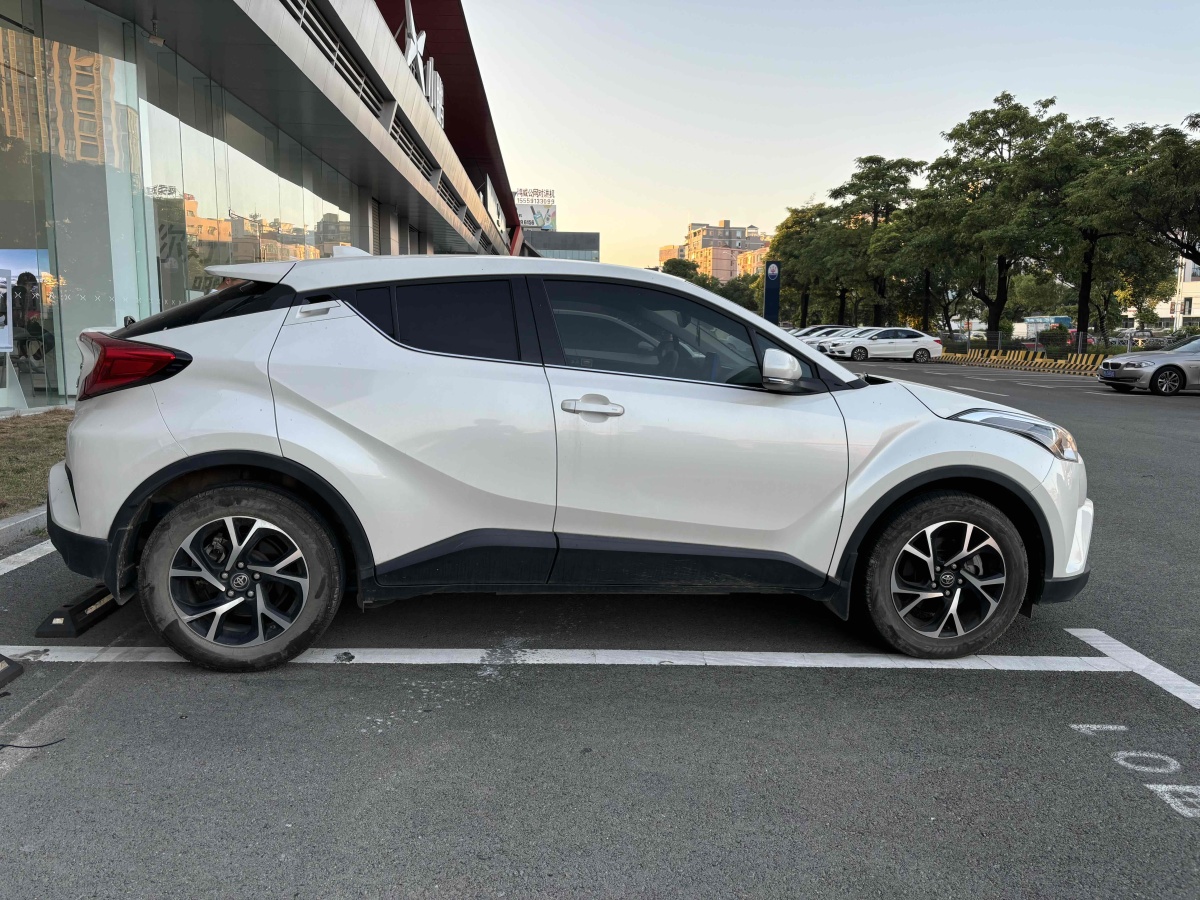 豐田 C-HR  2020款 2.0L 領(lǐng)先版圖片