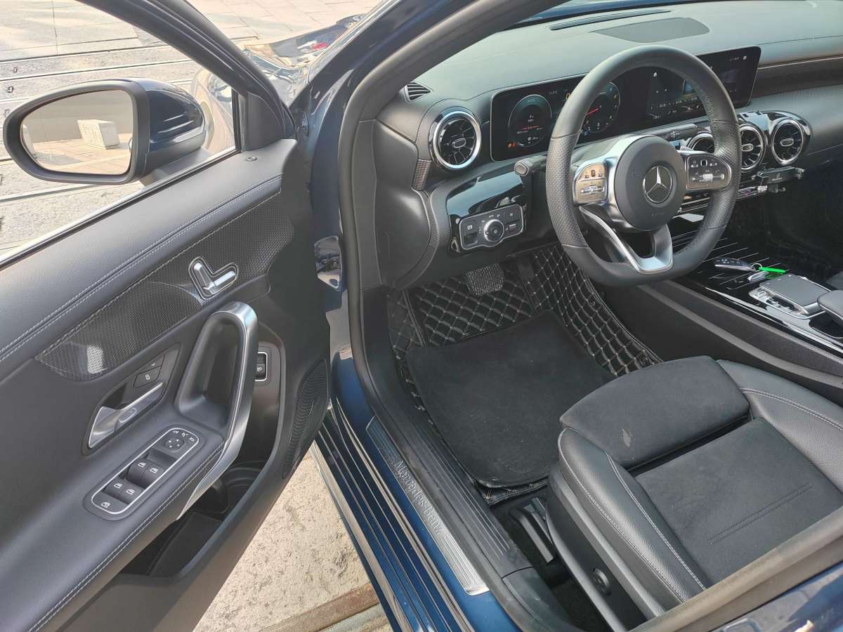 奔驰 奔驰A级  2019款  改款 A 200 L 运动轿车图片