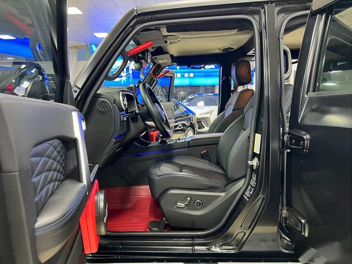 北京 BJ40  2023款 2.0D 自動四驅刀鋒英雄版?zhèn)b客型圖片