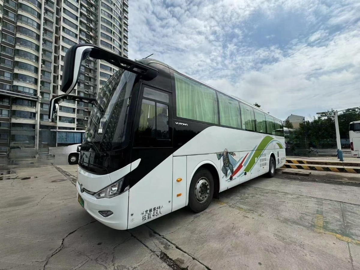 多臺(tái)山東牌宇通48座非營(yíng)運(yùn)新能源電車圖片