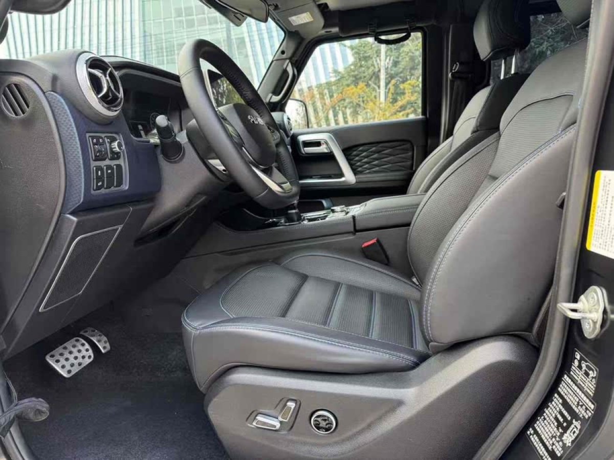 北京 BJ40  2023款 2.0D 自動四驅(qū)刀鋒英雄版?zhèn)b客型圖片