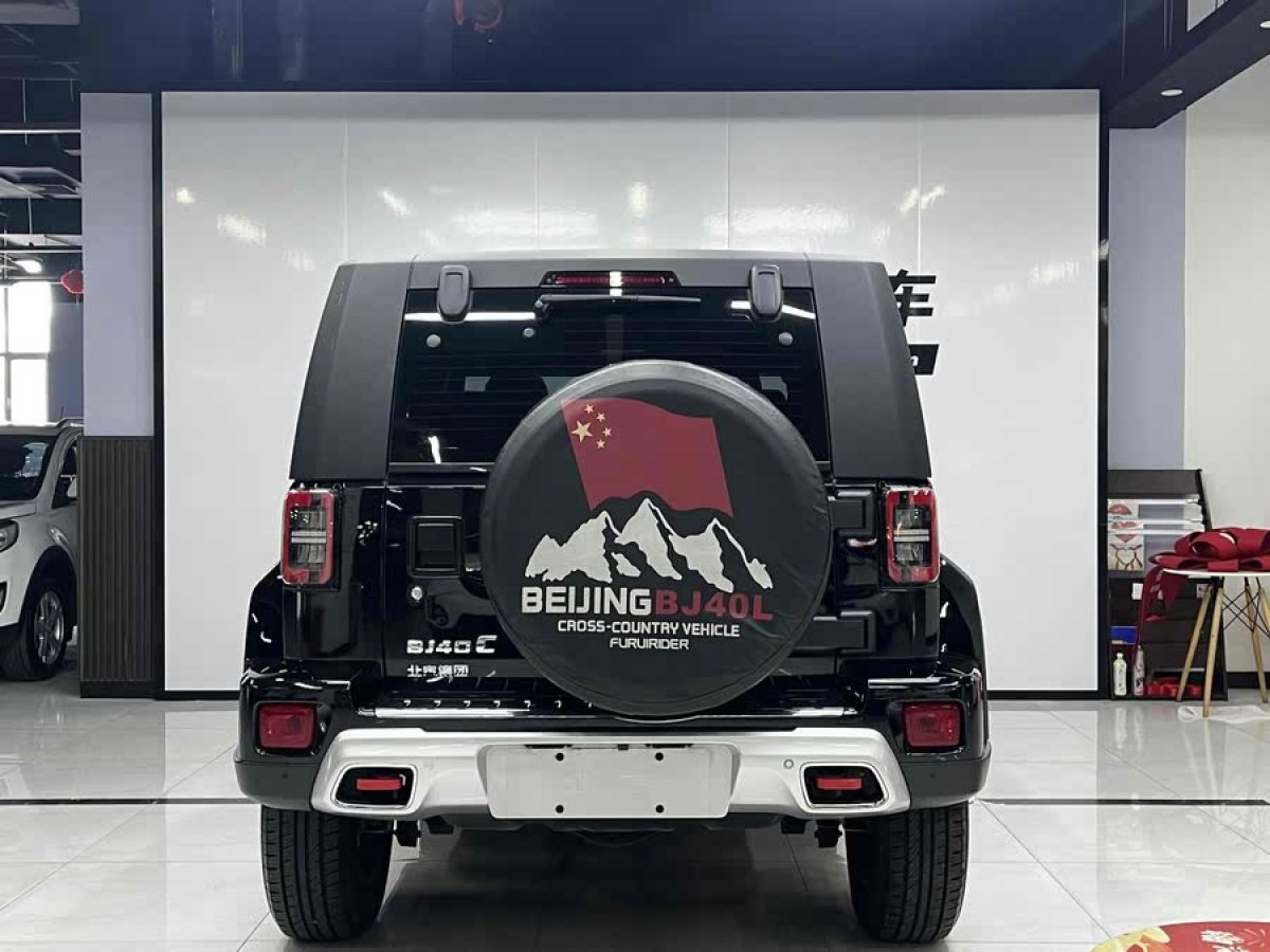 北京 BJ40  2020款 2.0T 自動(dòng)四驅(qū)城市獵人版?zhèn)b客型圖片
