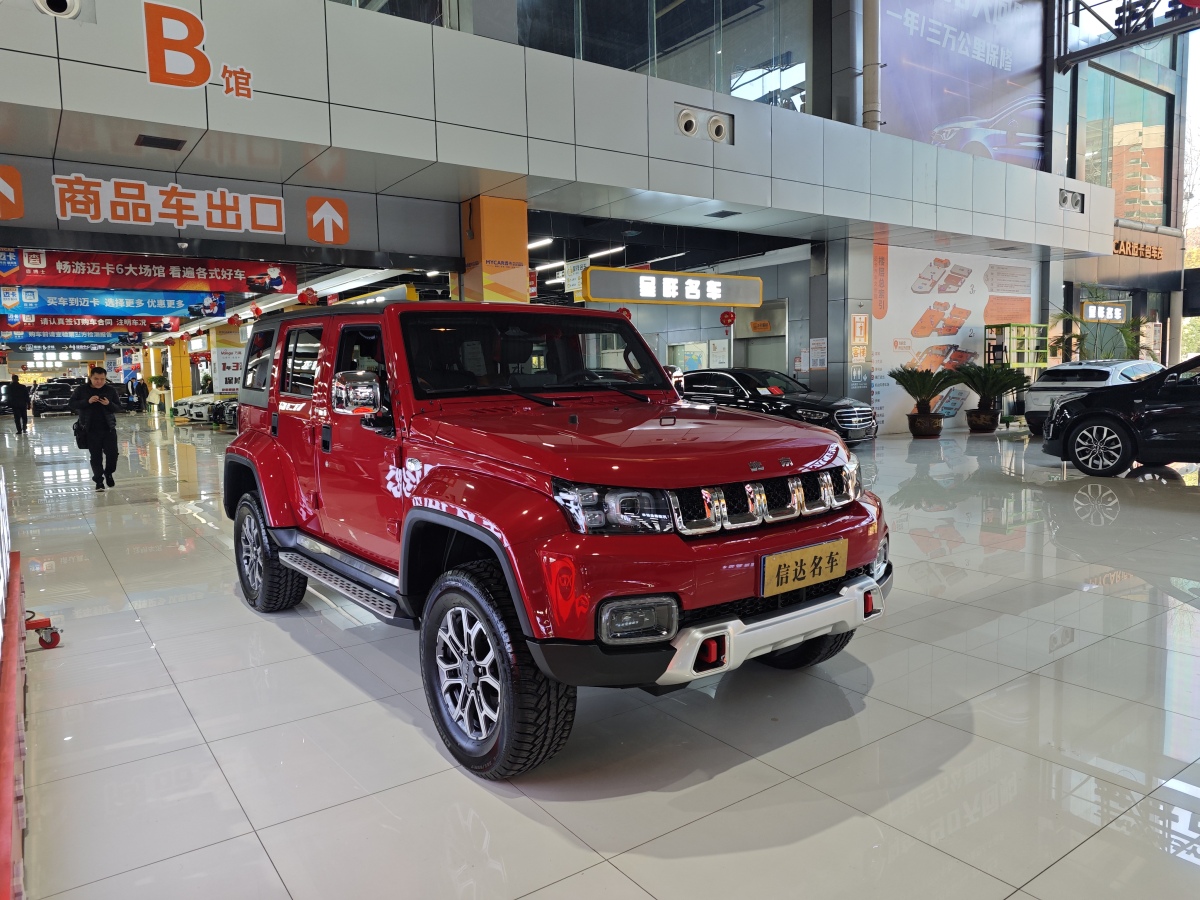 北京 BJ40  2023款 2.0T 自動(dòng)四驅(qū)城市獵人版?zhèn)b客型圖片