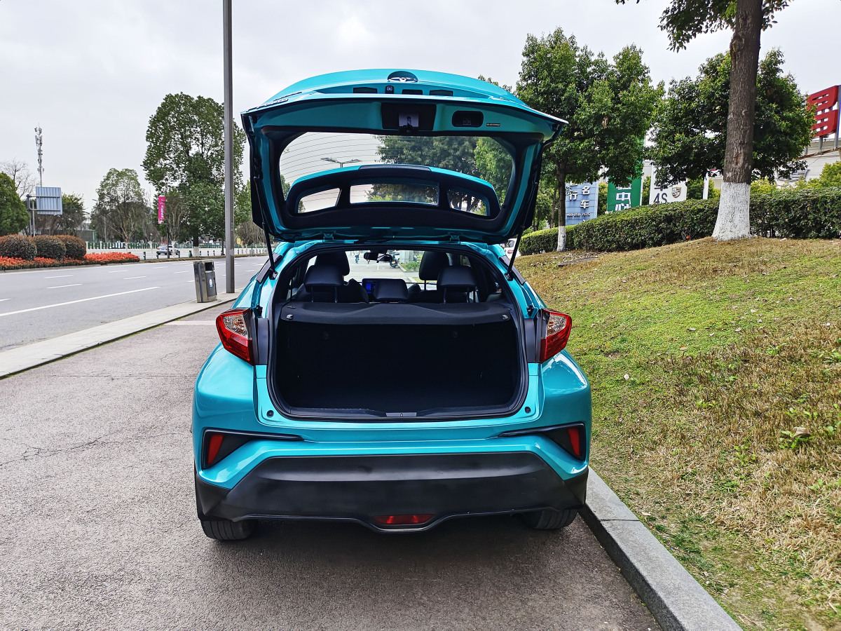 豐田 C-HR  2020款 2.0L 領(lǐng)先版圖片