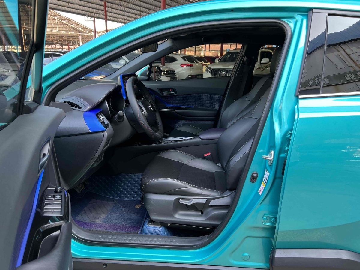 豐田 C-HR  2018款 2.0L 領(lǐng)先天窗版 國VI圖片