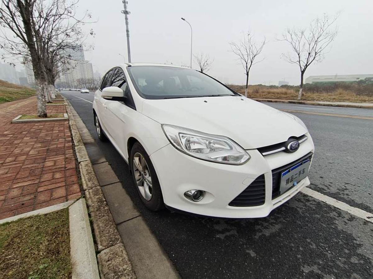 2013年6月福特 福克斯  2012款 兩廂 1.6L 自動風尚型