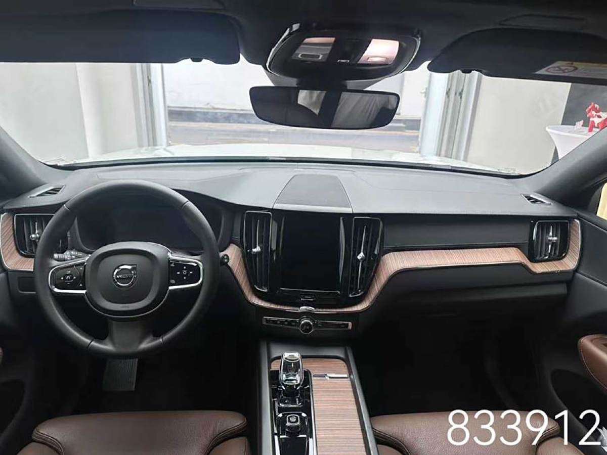 沃爾沃 XC60  2024款 B5 四驅(qū)智遠(yuǎn)豪華版圖片