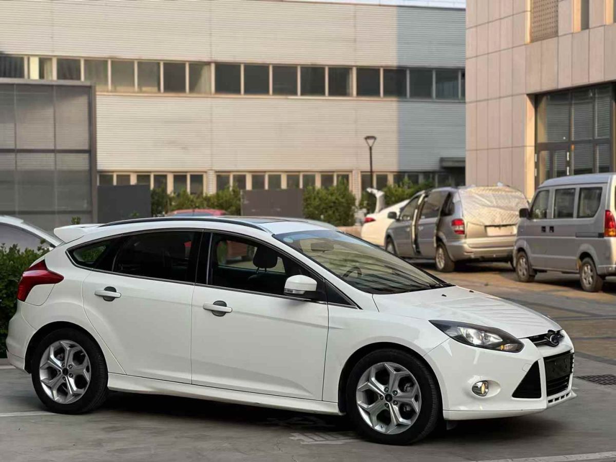 福特 ?？怂? 2014款 兩廂經(jīng)典 1.8L 手動(dòng)酷白典藏版圖片