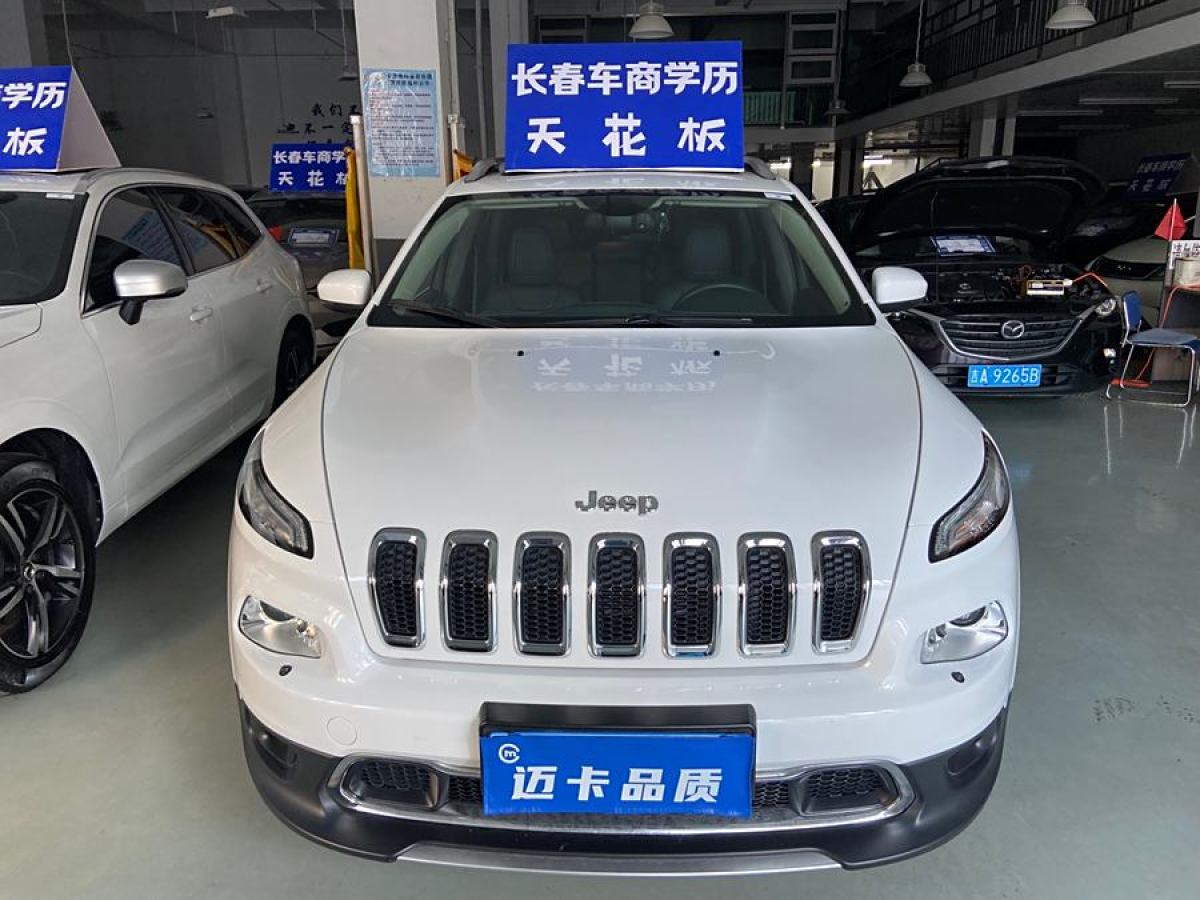 Jeep 自由光  2020款 2.0L 兩驅(qū)經(jīng)典運(yùn)動版圖片