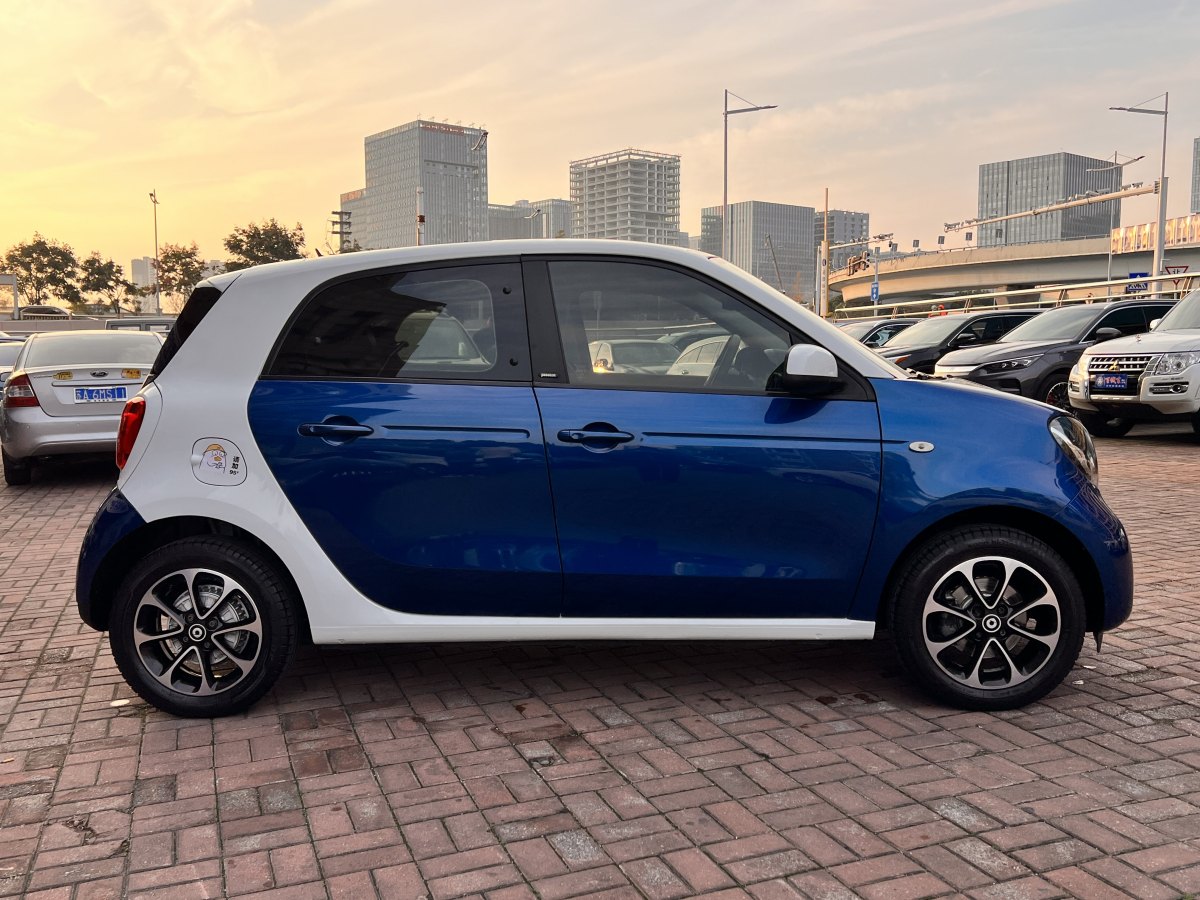 smart forfour  2016款 1.0L 52千瓦激情版圖片