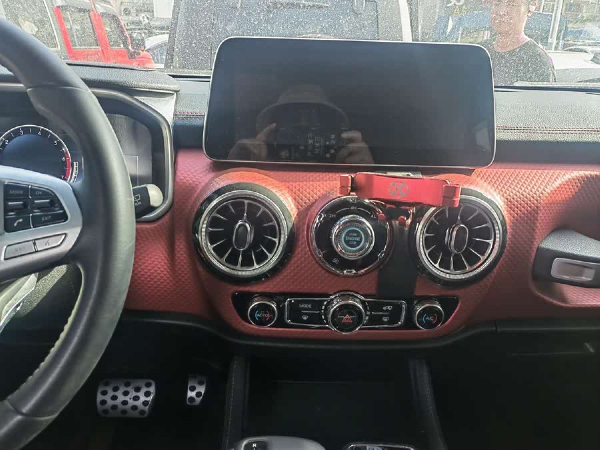 北京 BJ40  2021款 2.0D 自動(dòng)四驅(qū)刀鋒英雄版?zhèn)b客型圖片