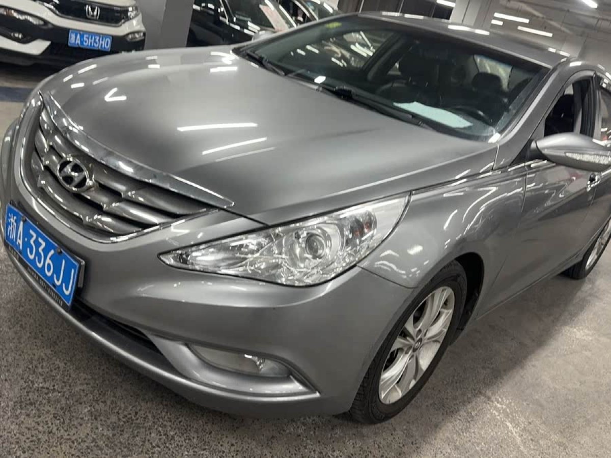 現(xiàn)代 索納塔  2011款 2.0L 自動領(lǐng)先版圖片