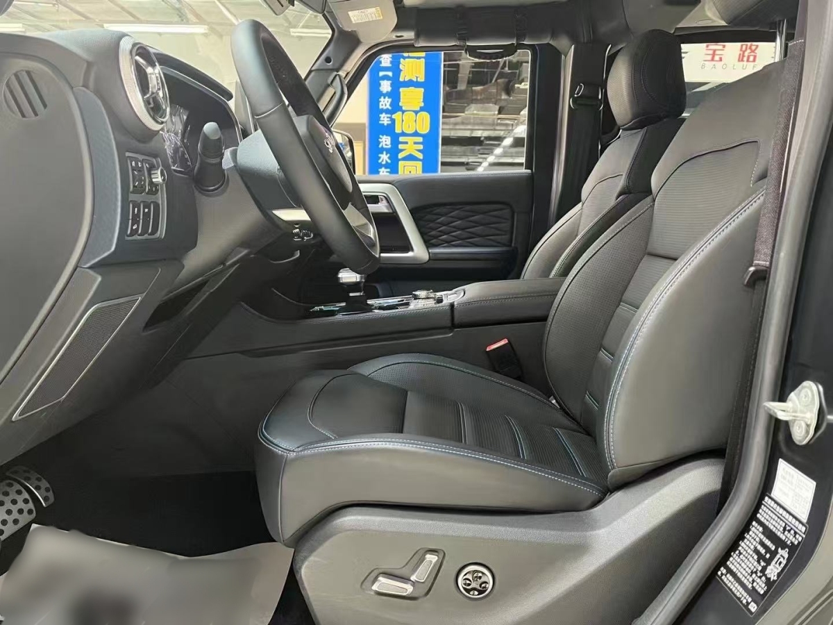 北京 BJ40  2023款 2.0D 自動四驅(qū)刀鋒英雄版?zhèn)b客型圖片