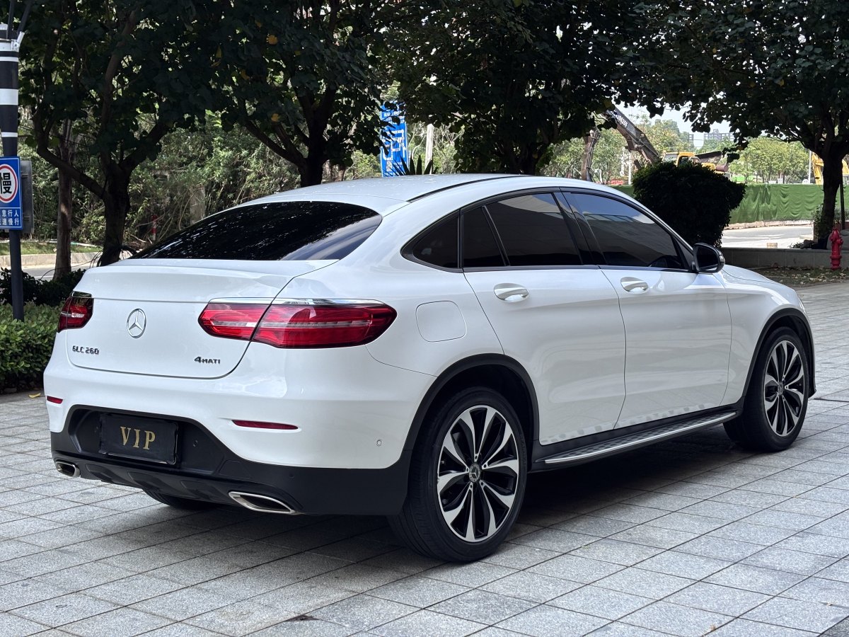 2017年11月奔馳 奔馳GLC  2021款 GLC 260 4MATIC 轎跑SUV