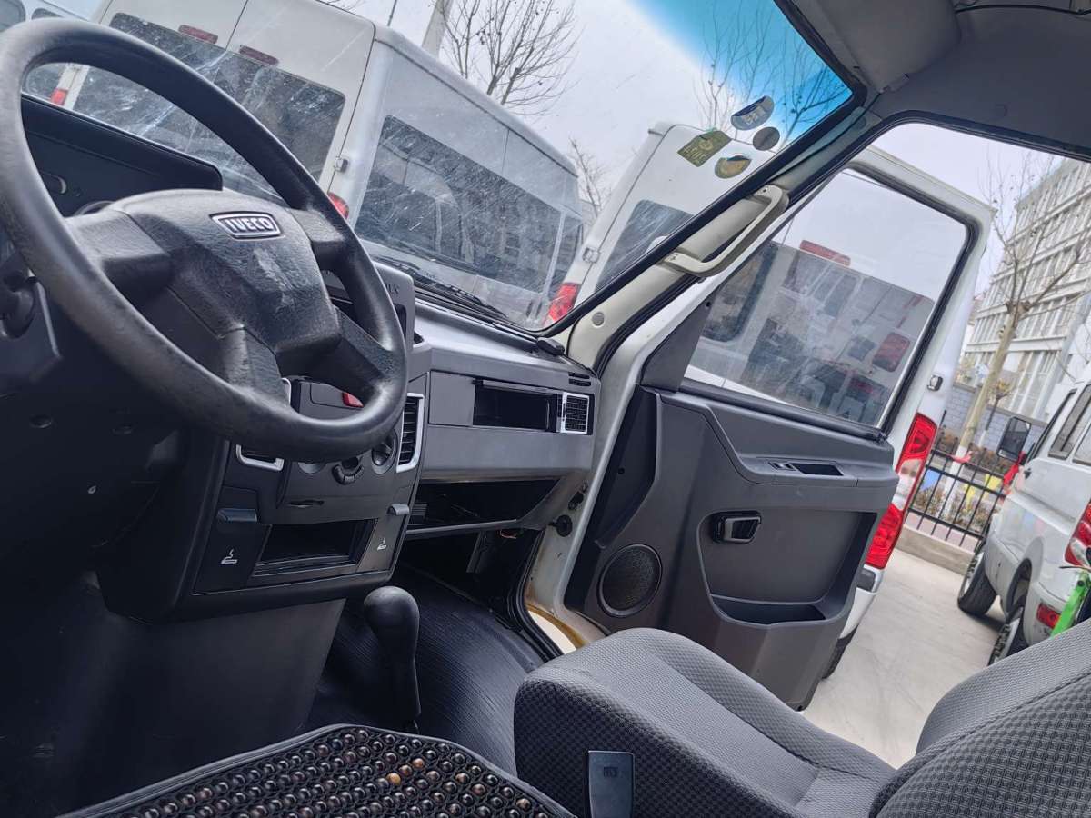 2019年04月依维柯 得意  2021款 2.8T CAB专用平台车工程车底盘6座双排长轴双胎