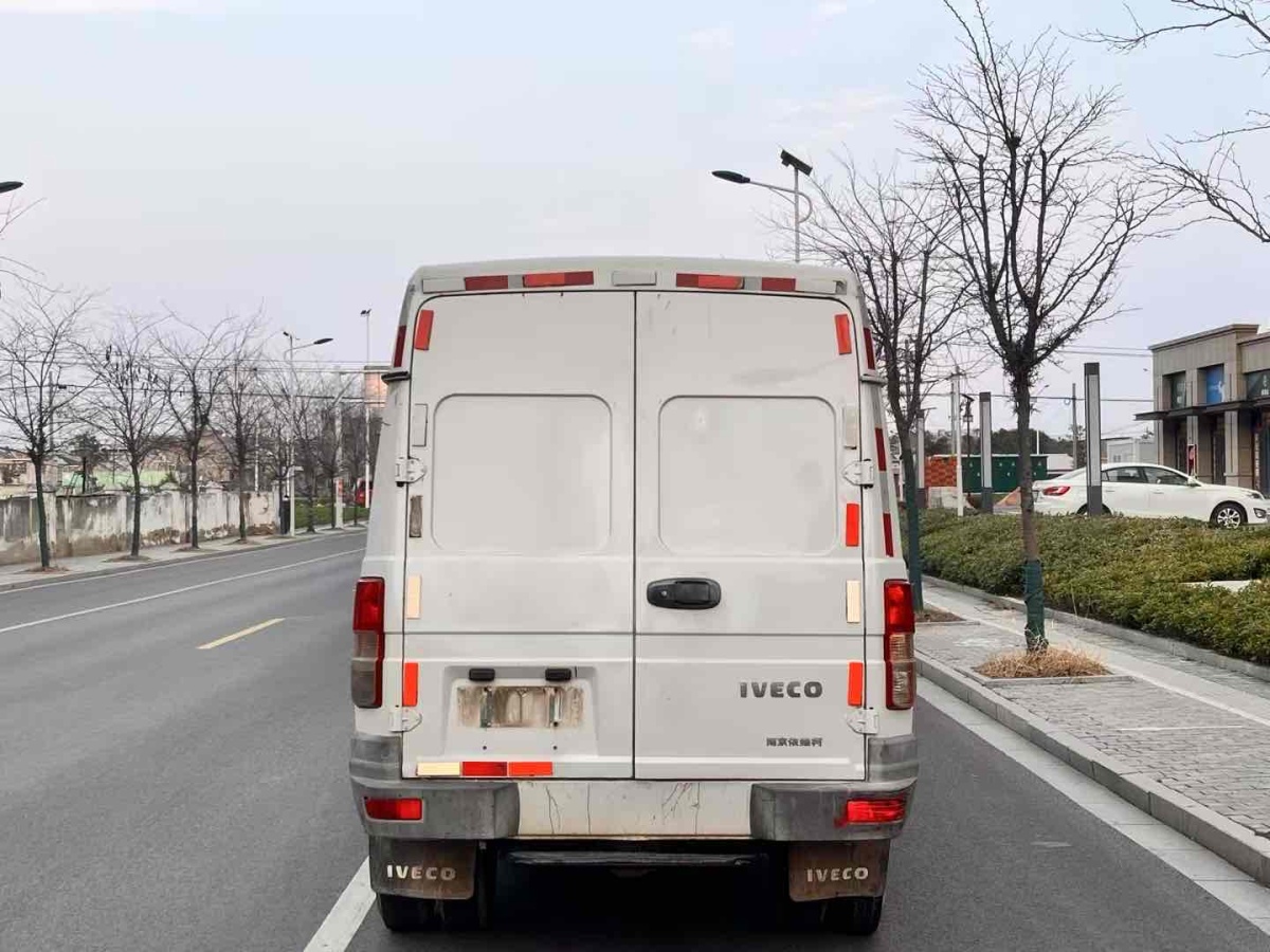 依維柯 得意  2017款 2.8T V35箱貨中頂3/6座43S5圖片