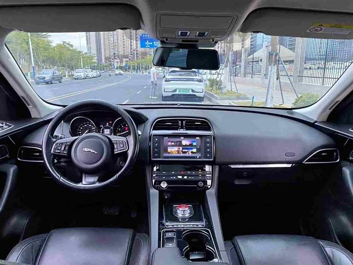 捷豹 F-PACE  2016款 2.0T 兩驅(qū)都市尊享版圖片