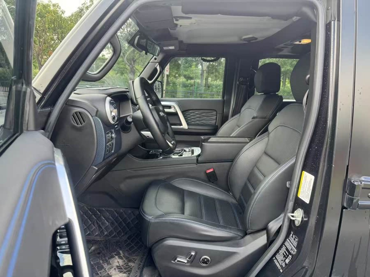 北京 BJ40  2023款 2.0D 自動(dòng)四驅(qū)刀鋒英雄版?zhèn)b客型圖片